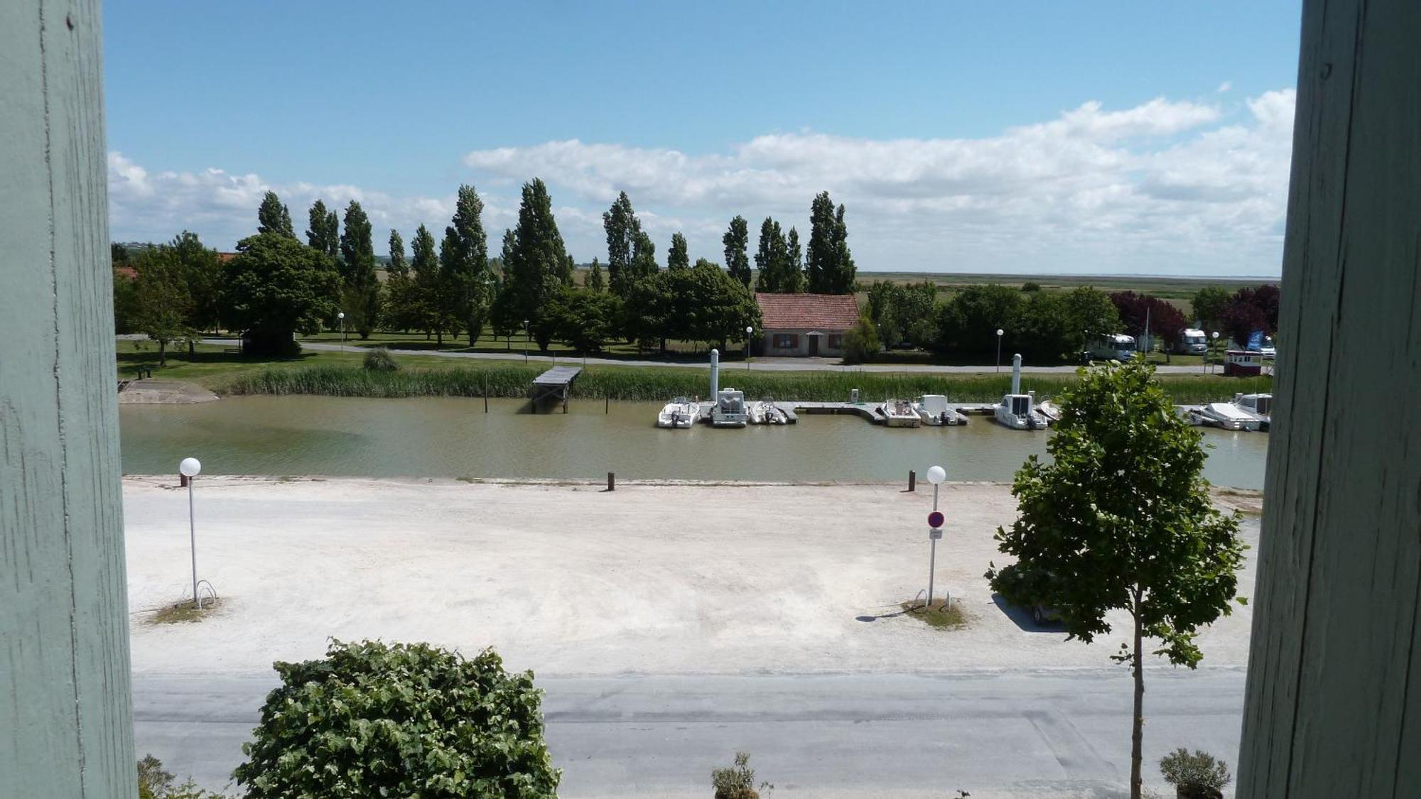 Le Domaine Du Meunier Otel Mortagne-sur-Gironde Oda fotoğraf